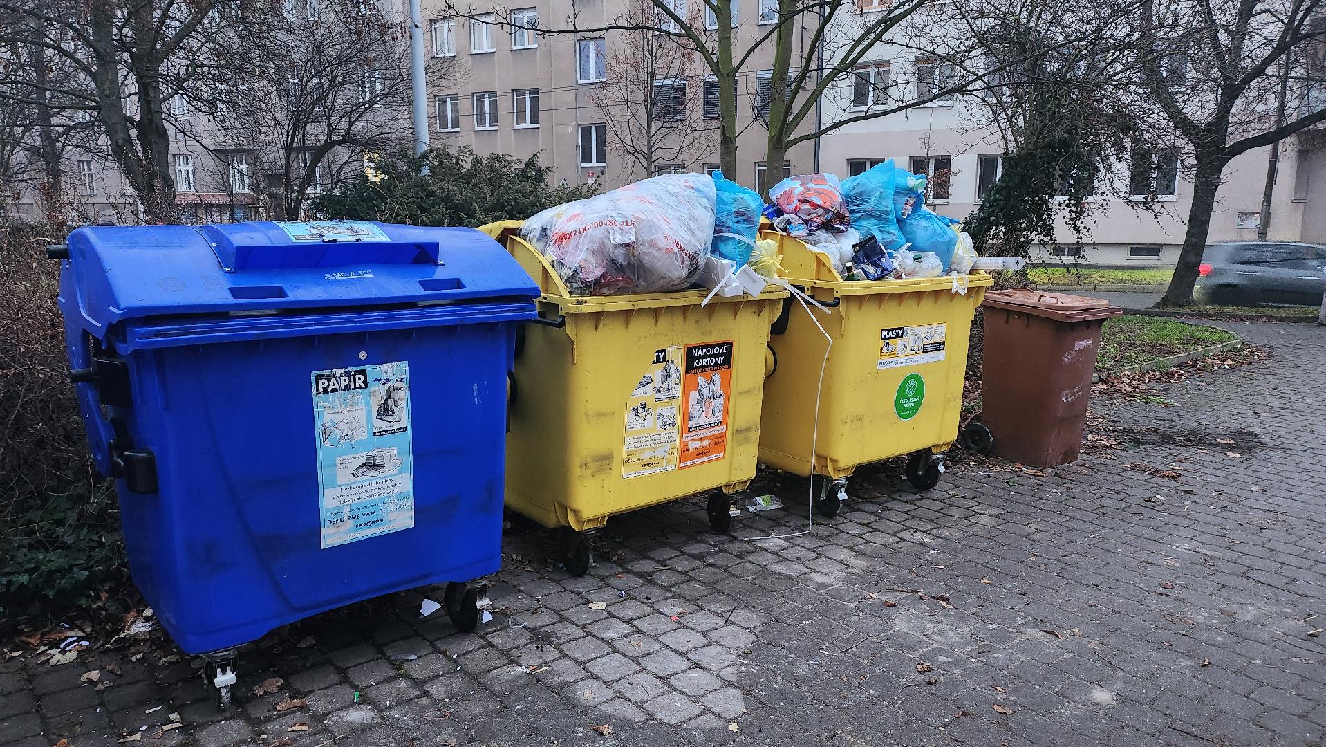 Plné kontejnery plastu a binec