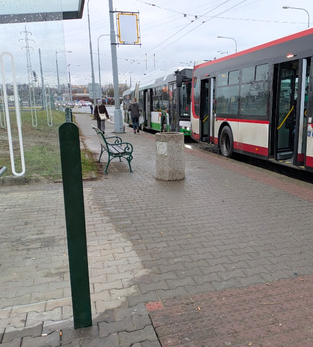 Odpadkový koš na zastávce MHD