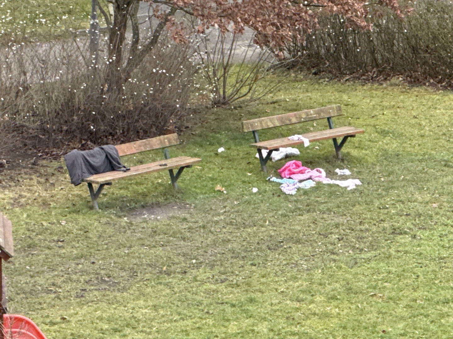 Nepořádek u laviček
