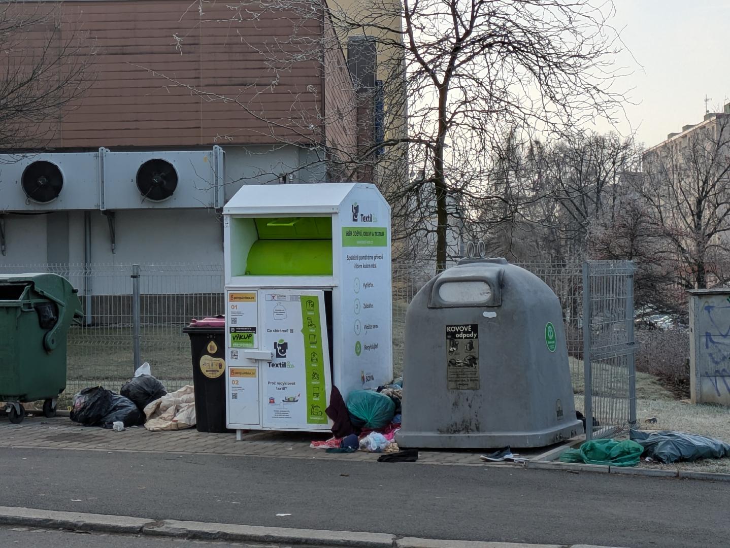 Vypáčený kontejner na textil