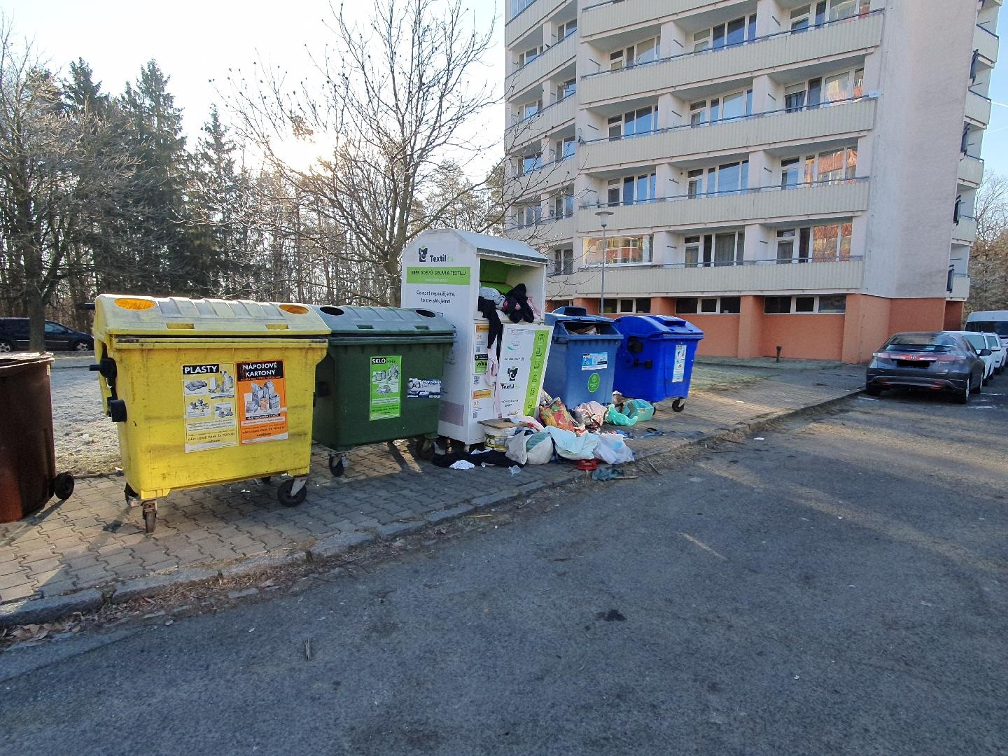 Nepořádek u kontejnerů