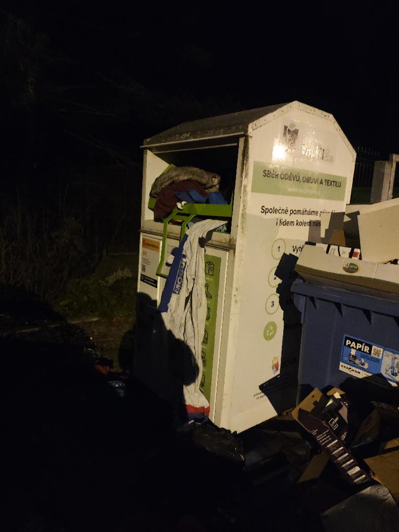 Plný kontejner na textil