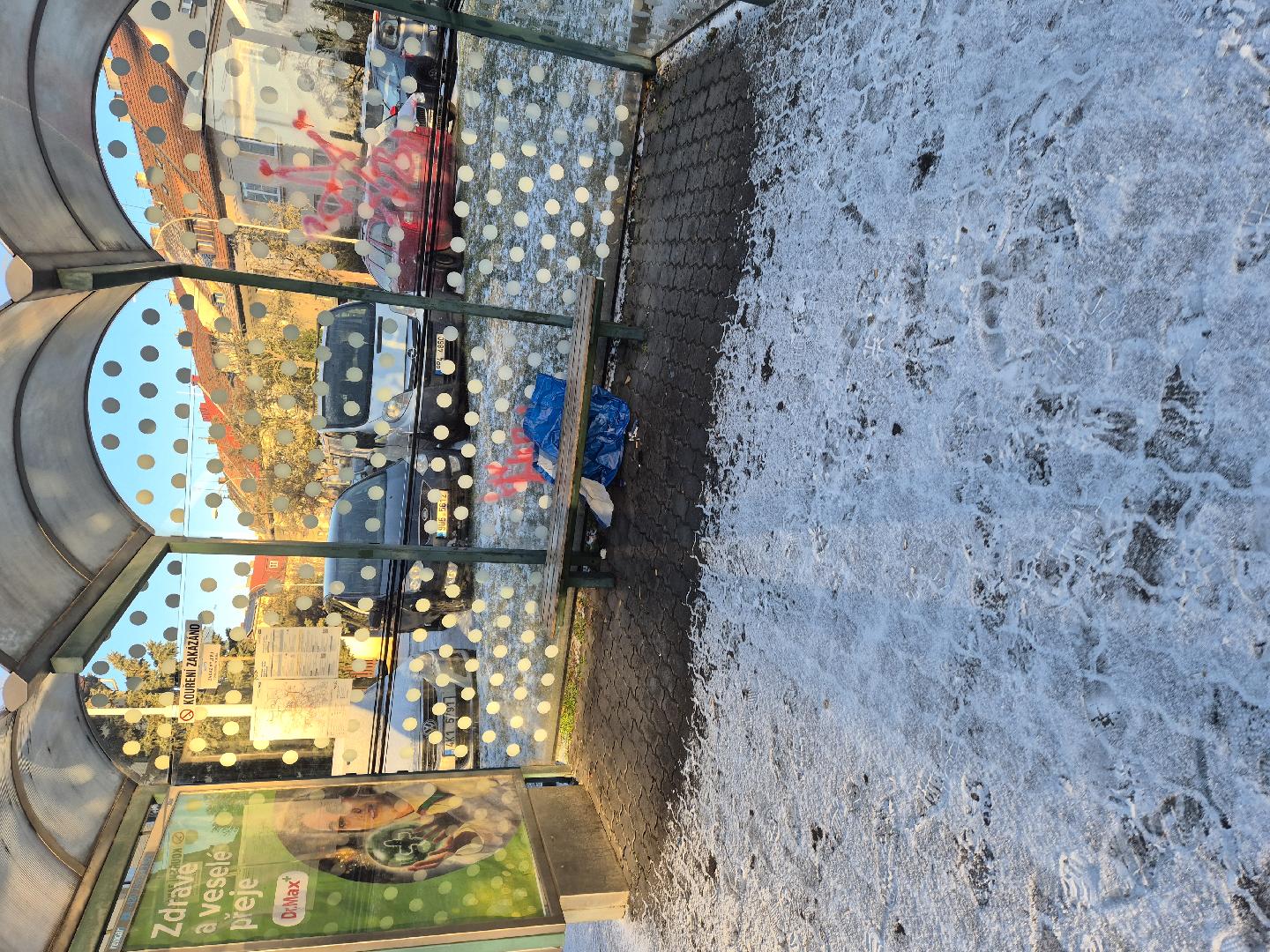 Odpadky na zastávce