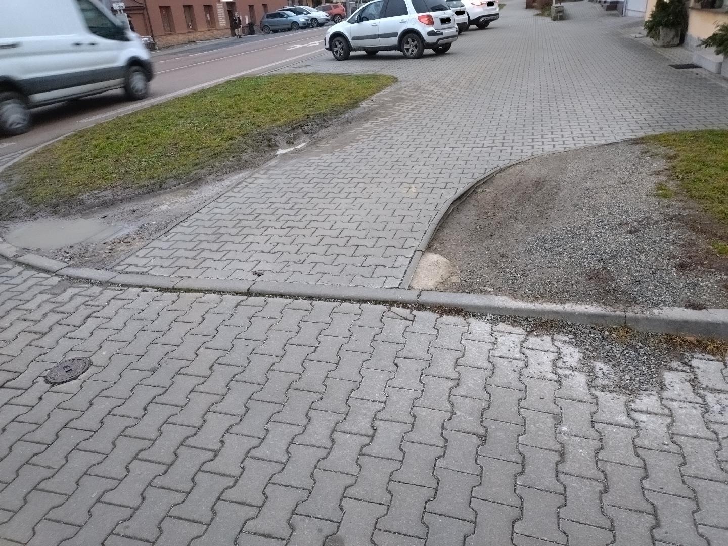 Rozježděné travnaté plochy