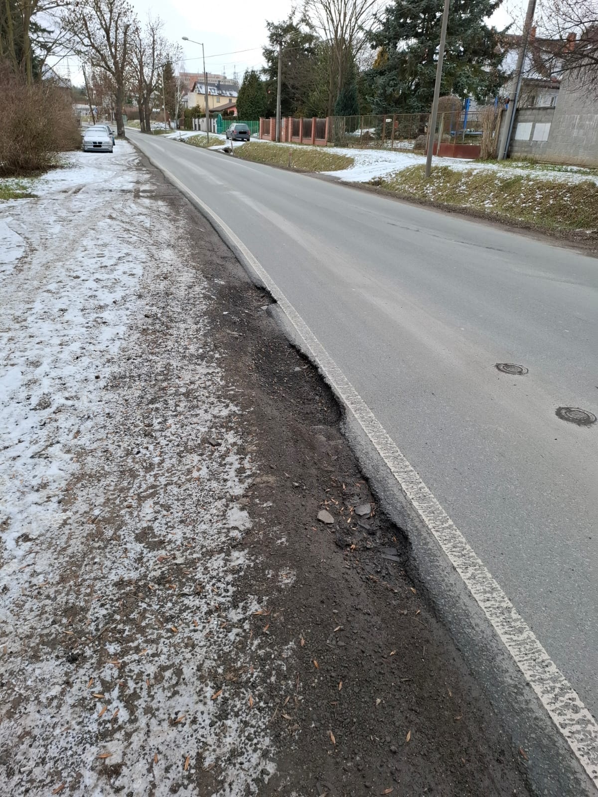 Nebezpečné výmoly u komunikace