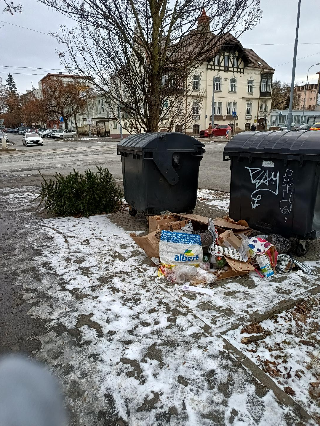 Komunální odpad na chodníku