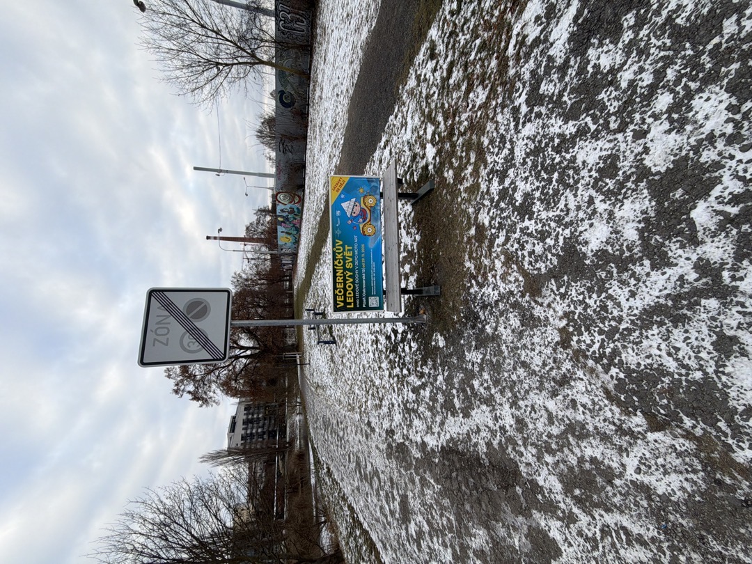 Lavička v trávníku