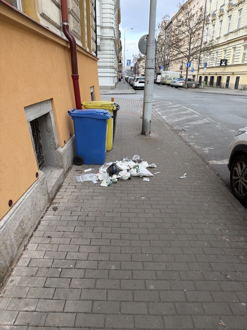 Odpadky na chodníku