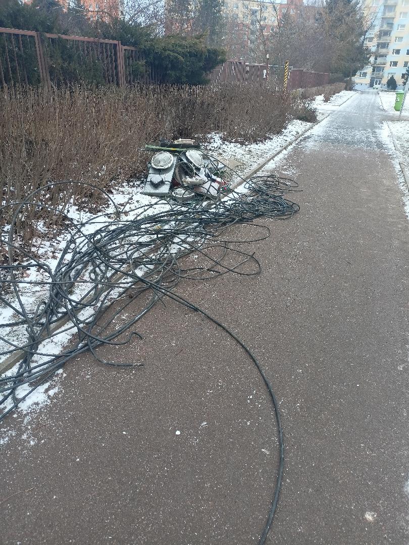 Elektro odpad na chodníku