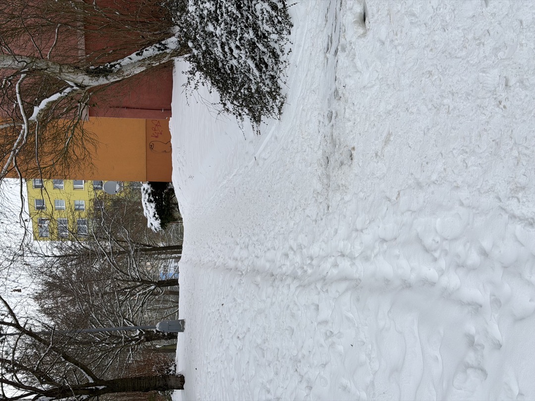 Neuklizené cesty už druhý den