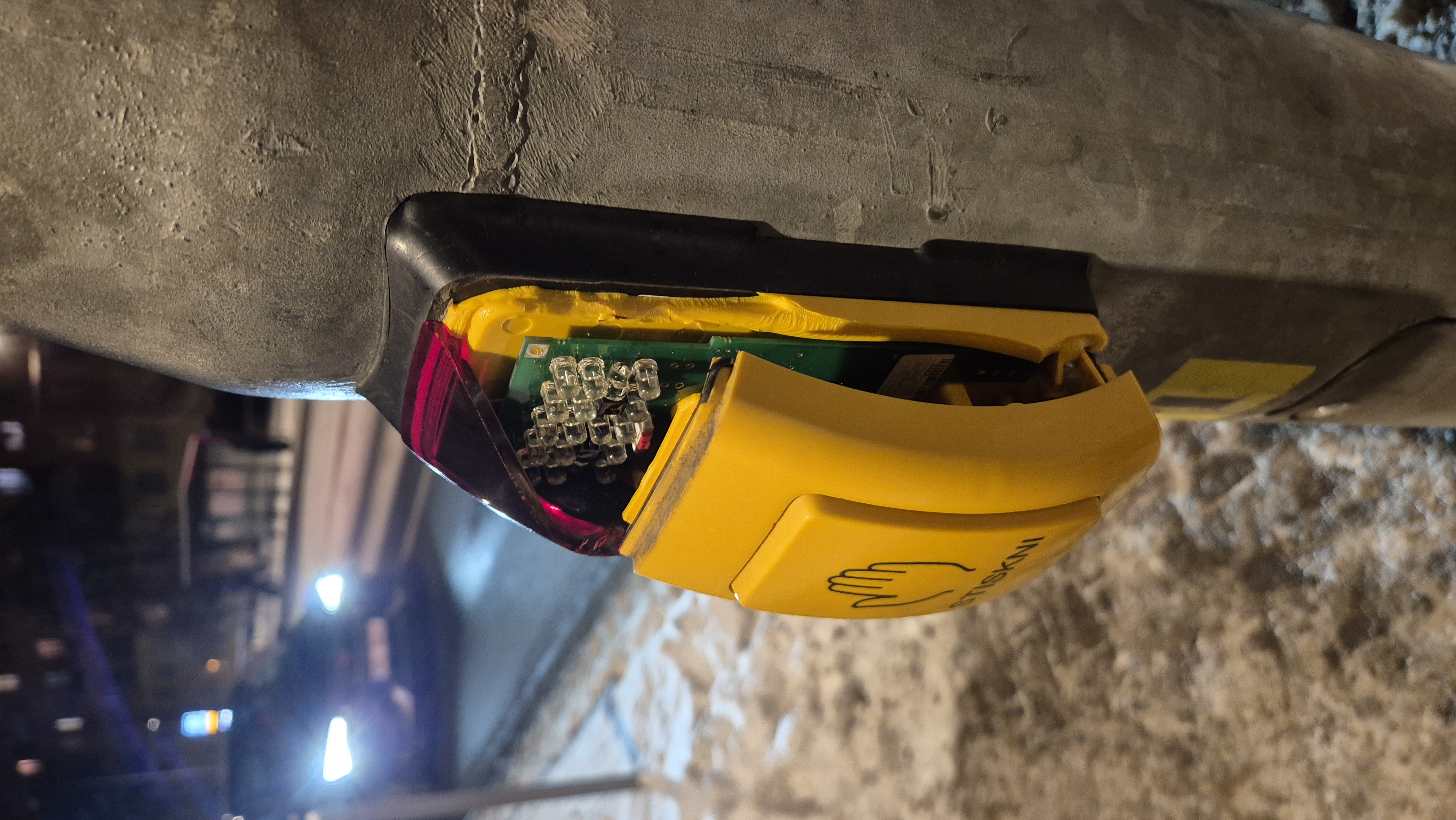 Poškozené tlačítko