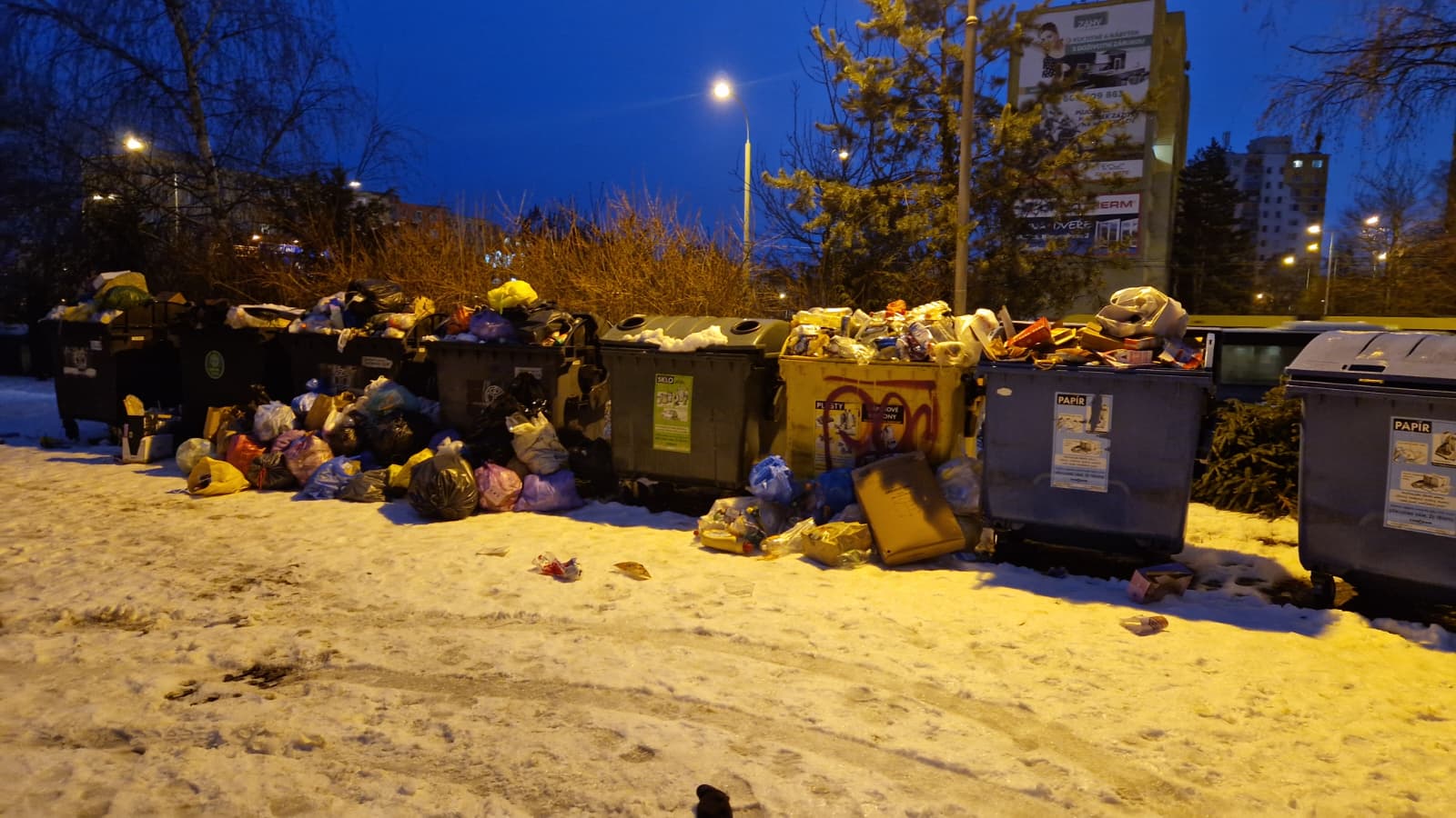 Nevyvezené popelnice