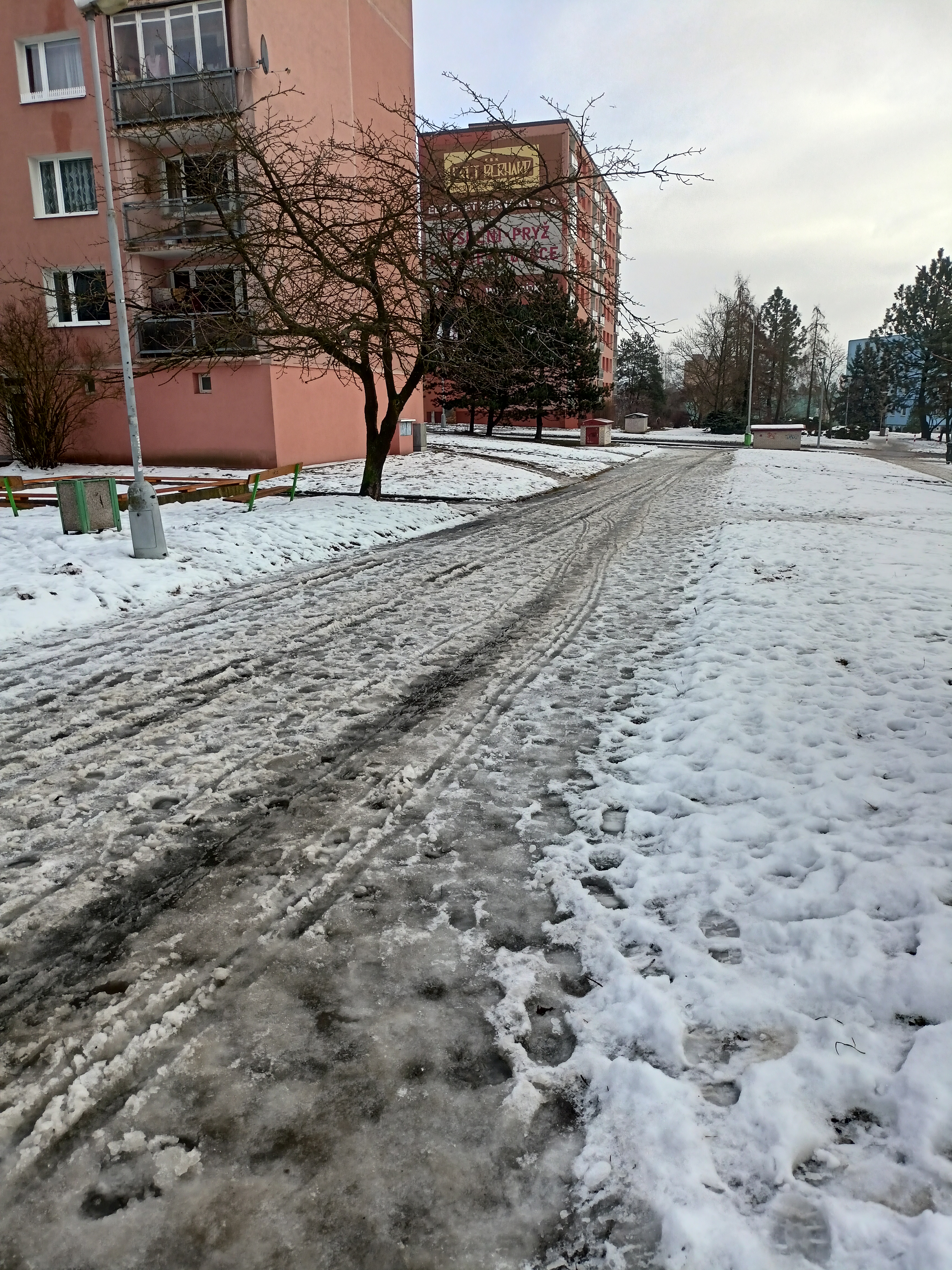 4. den neuklizený chodník