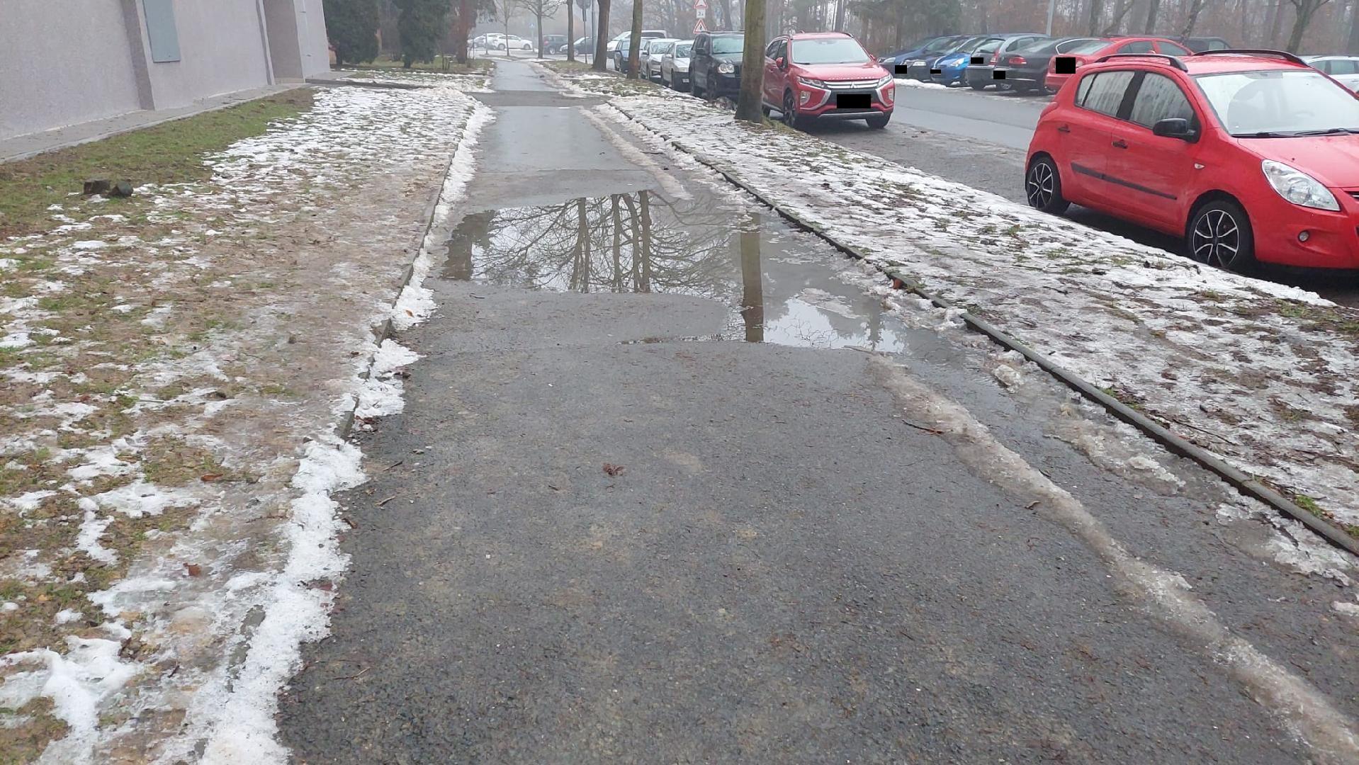 Louže přes celý chodník