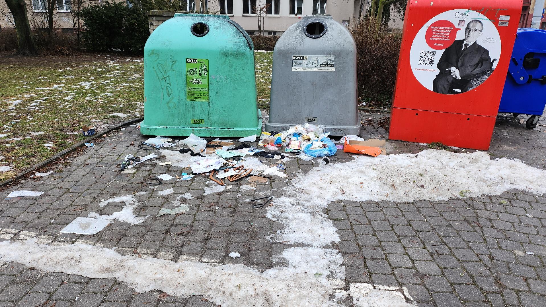 Rozházený odpad na zemi