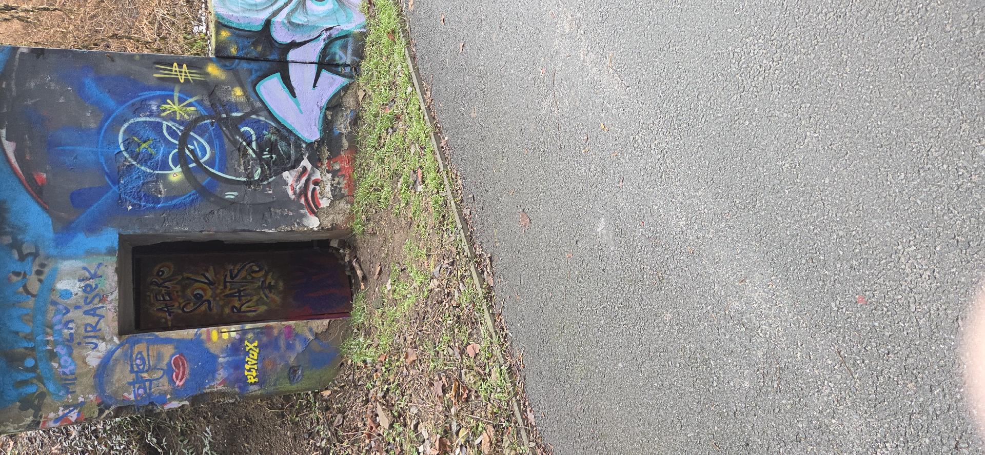 Vypáčené dveře do kolektoru