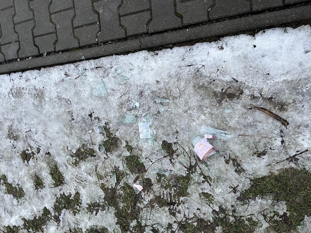 rozbitá flaška - střepy