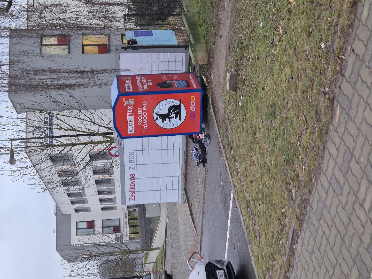 Vyhazeny kontejner na textil