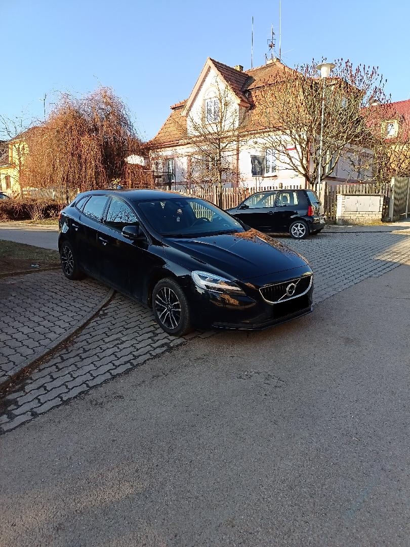 V křižovatce, na chodníku, na