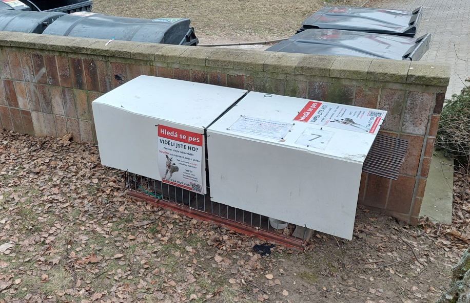 Bedna či klec u popelnic