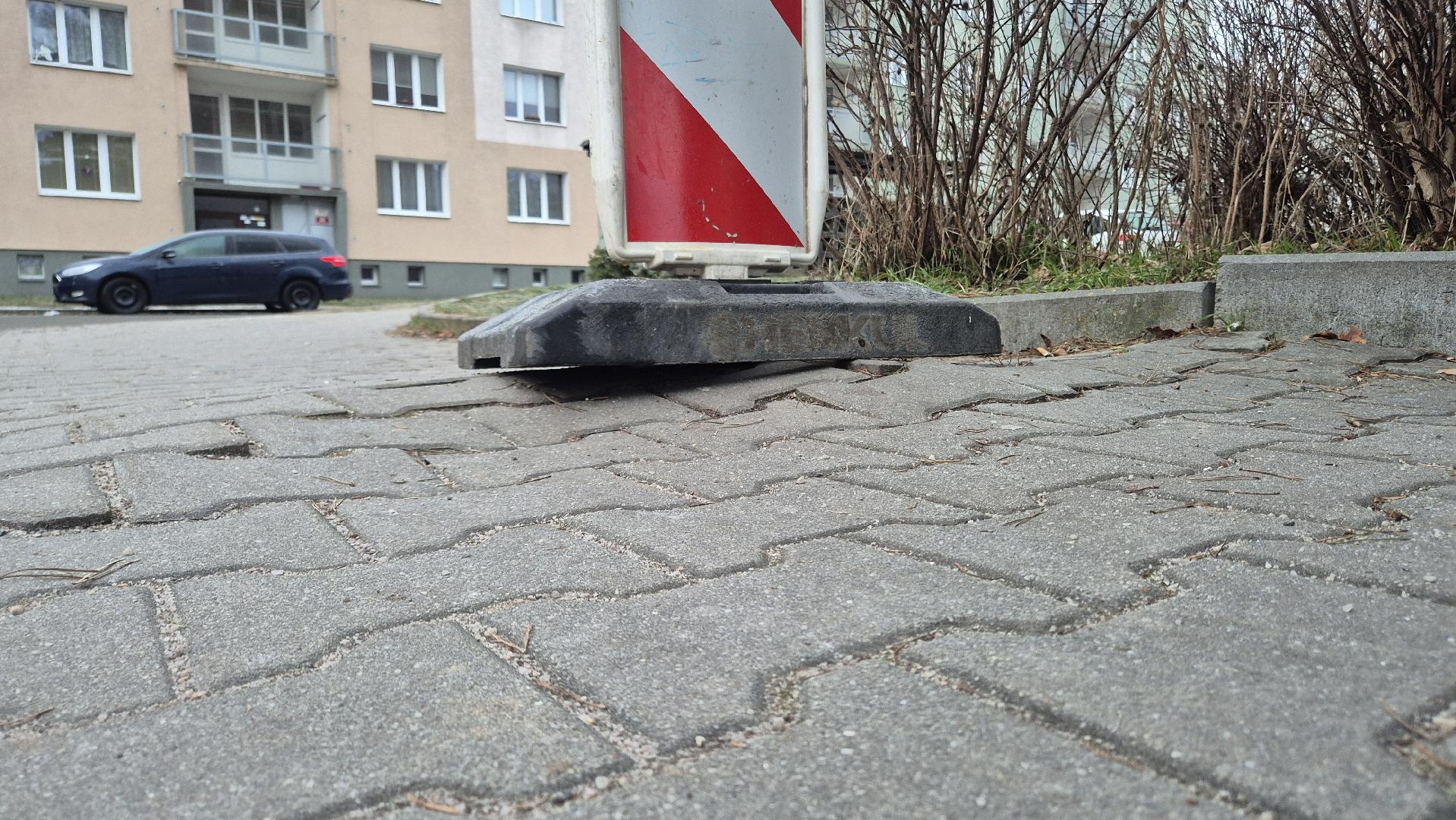 Nebezpečný stav chodníku