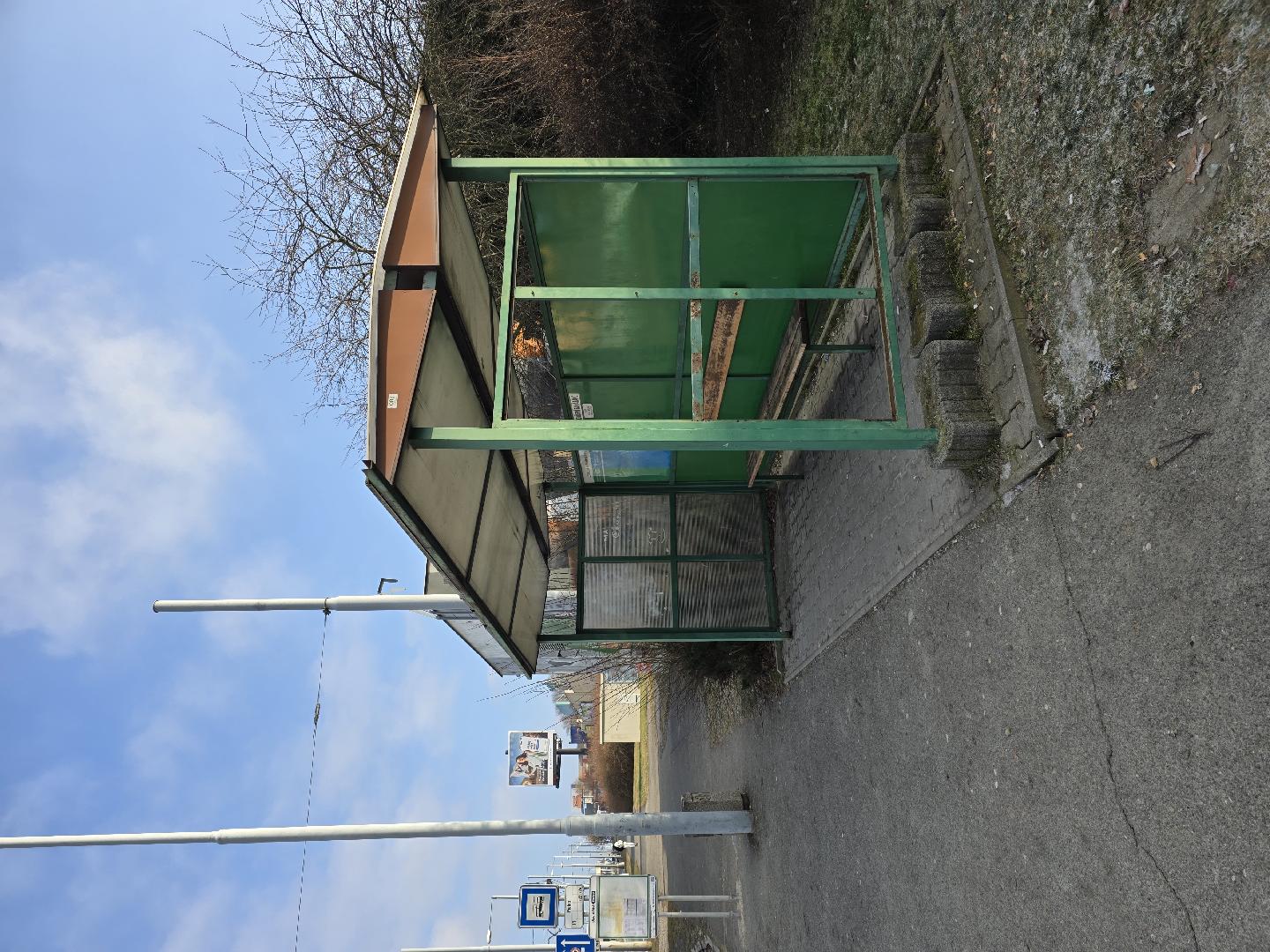 Rozbitá čekárna MHD