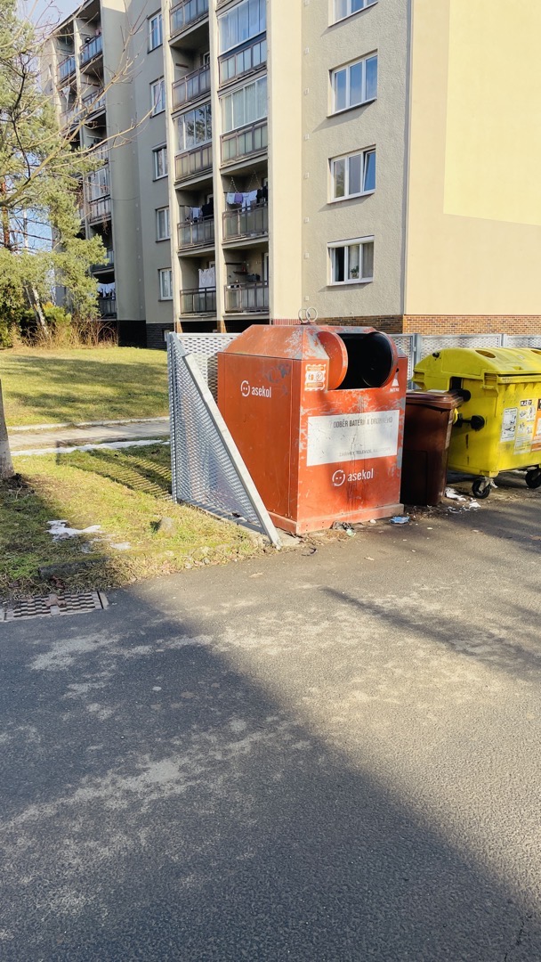 Ohnutý - nabouraný sloupek