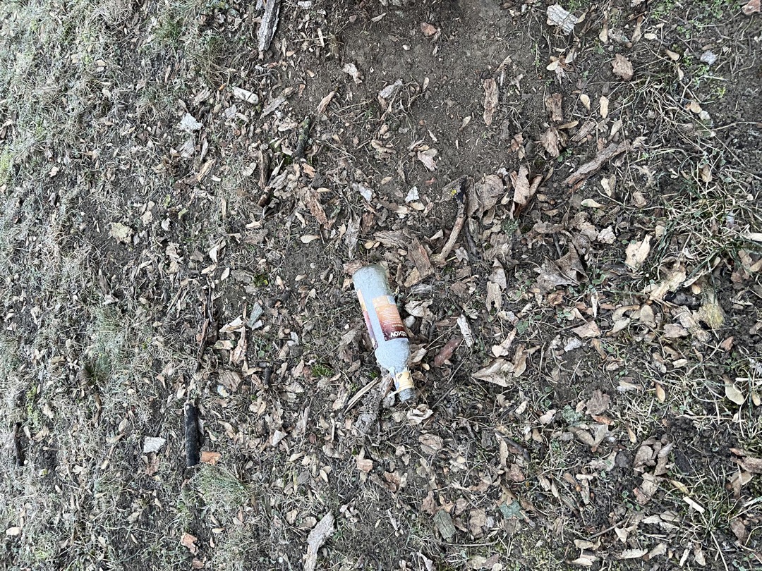 Povalující se odpadky v parku