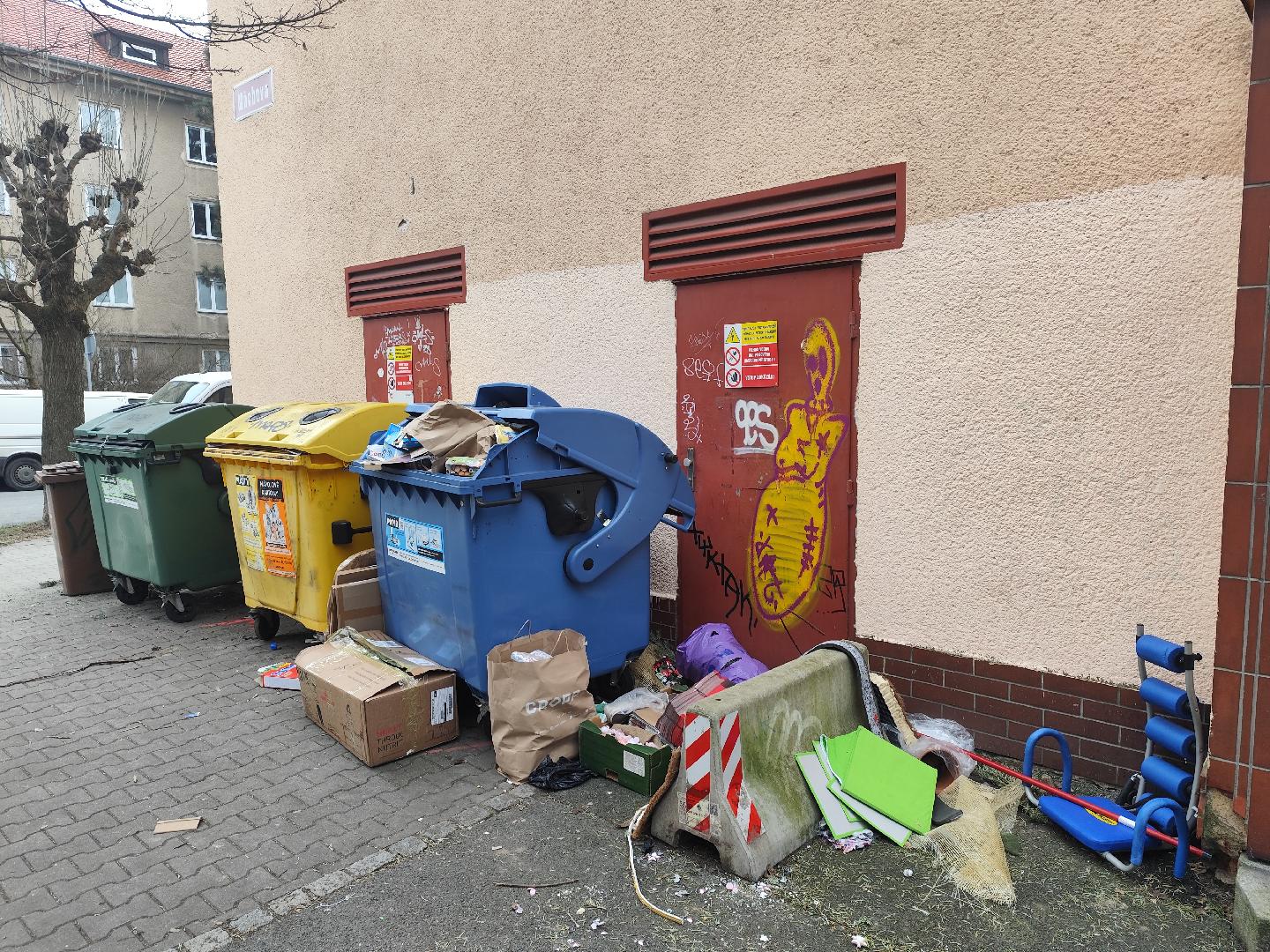 Odpadky kolem popelnic