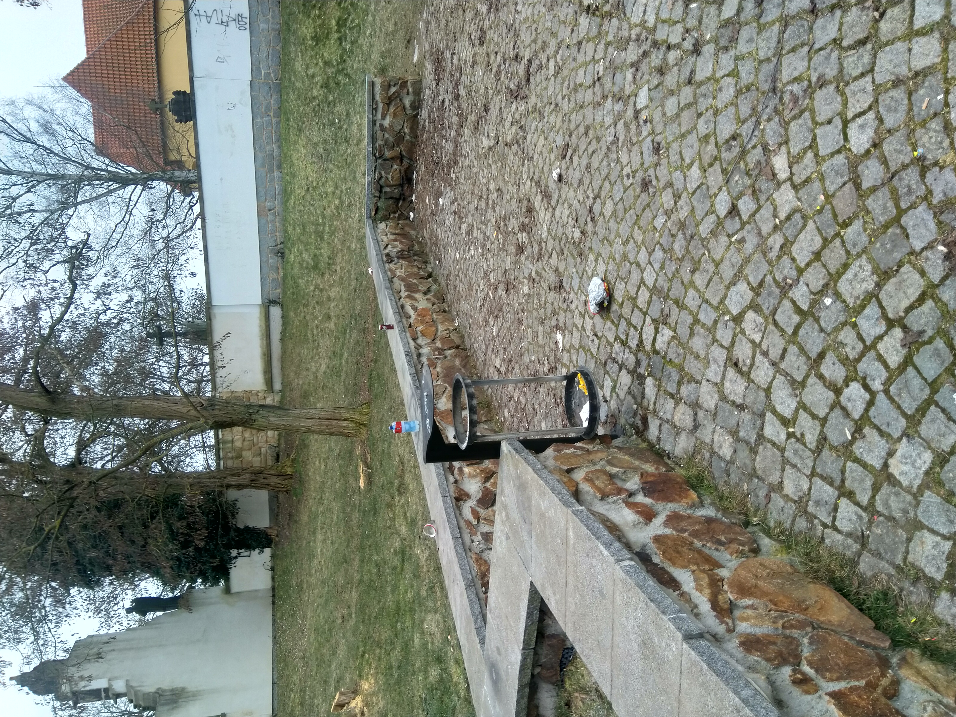 Zničený koš + nepořádek