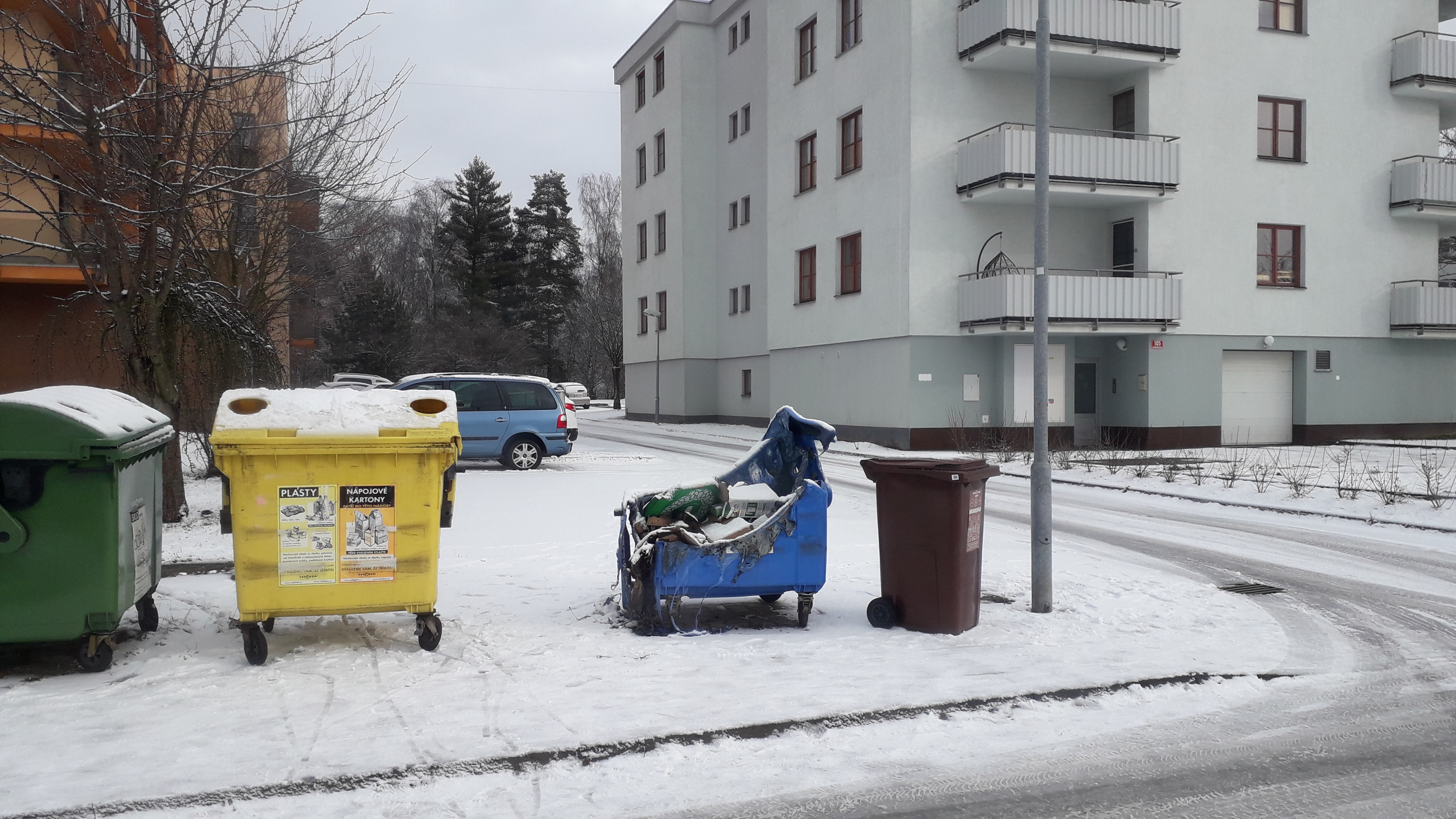 Ohořelý kontejner na papír