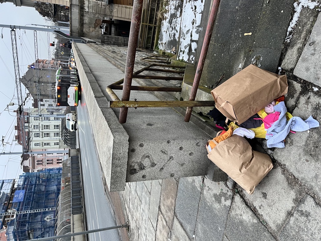 Odpadky na chodníku