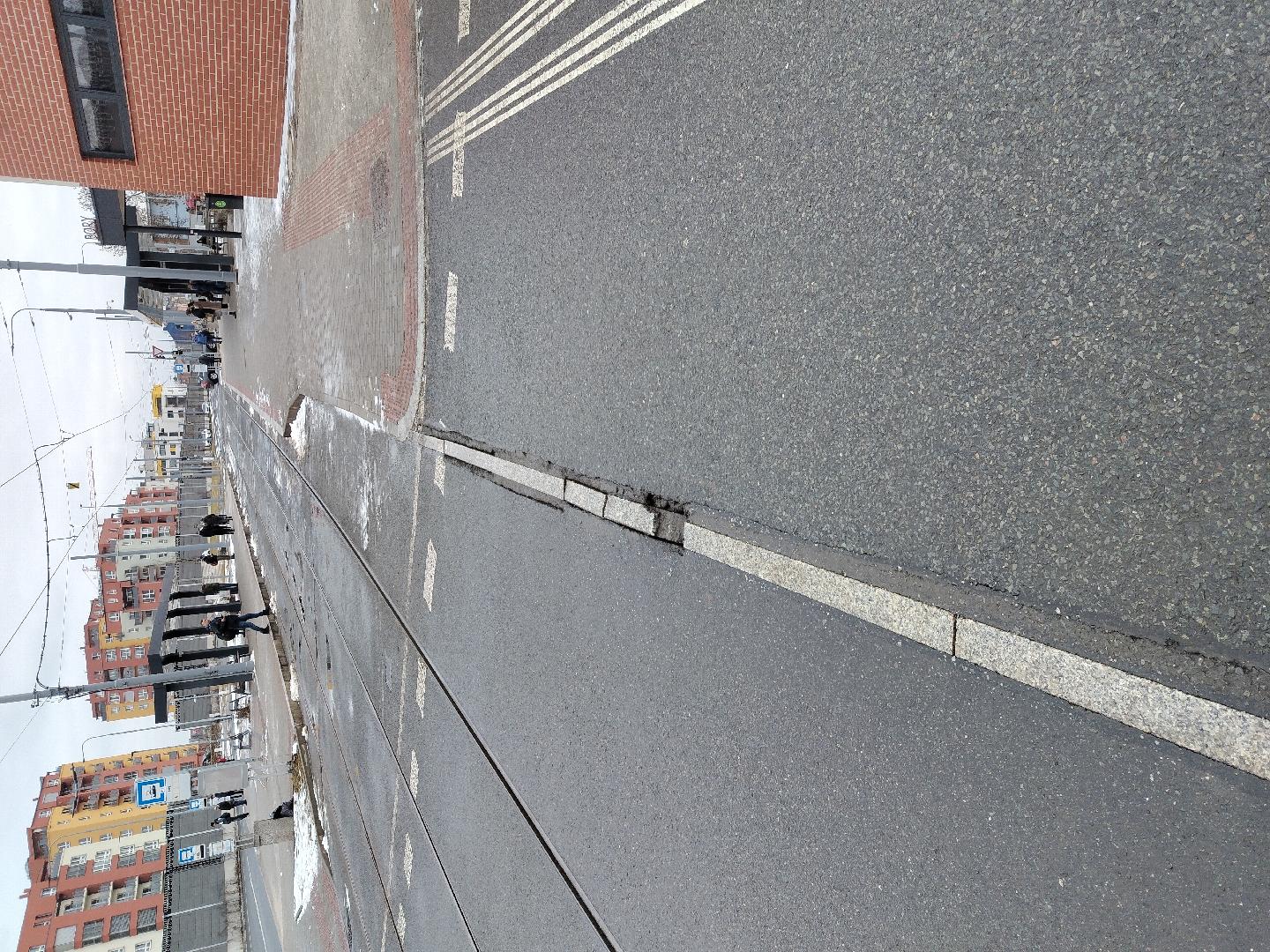 Poškozený žulový obrubník