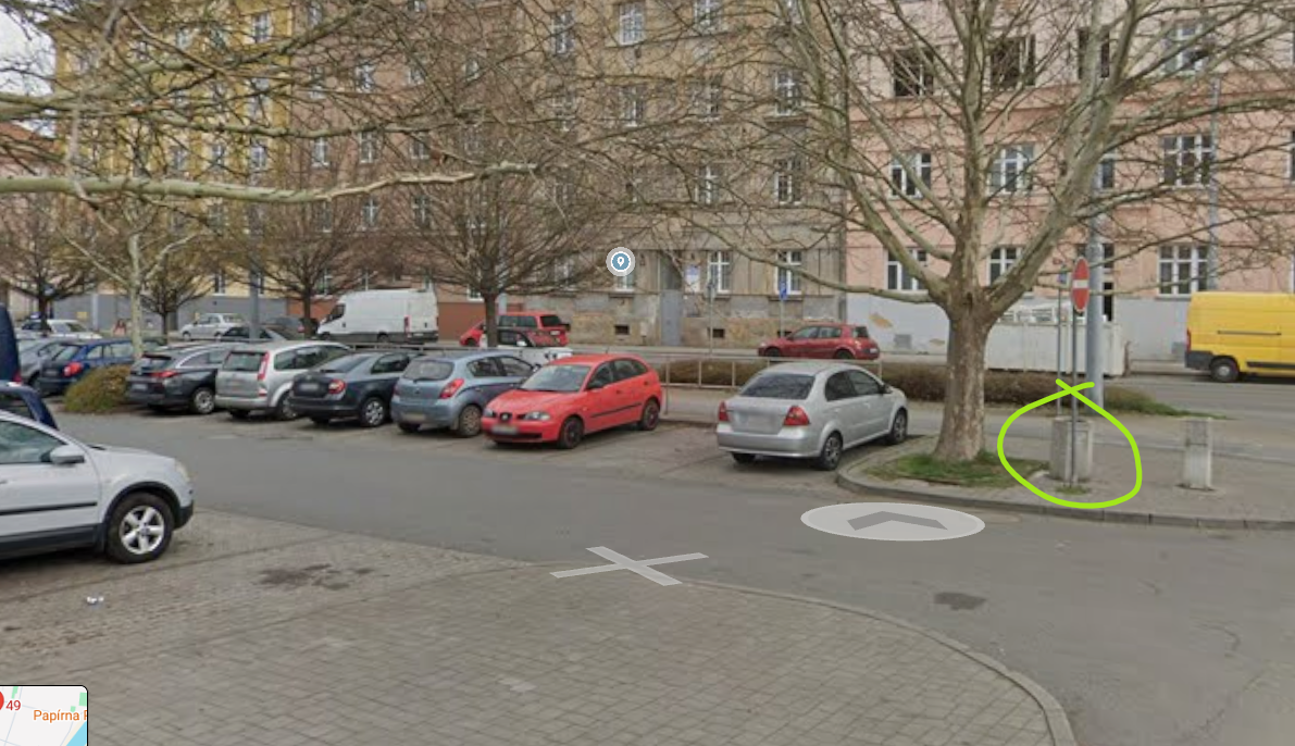 Nepořádek na parkovišti