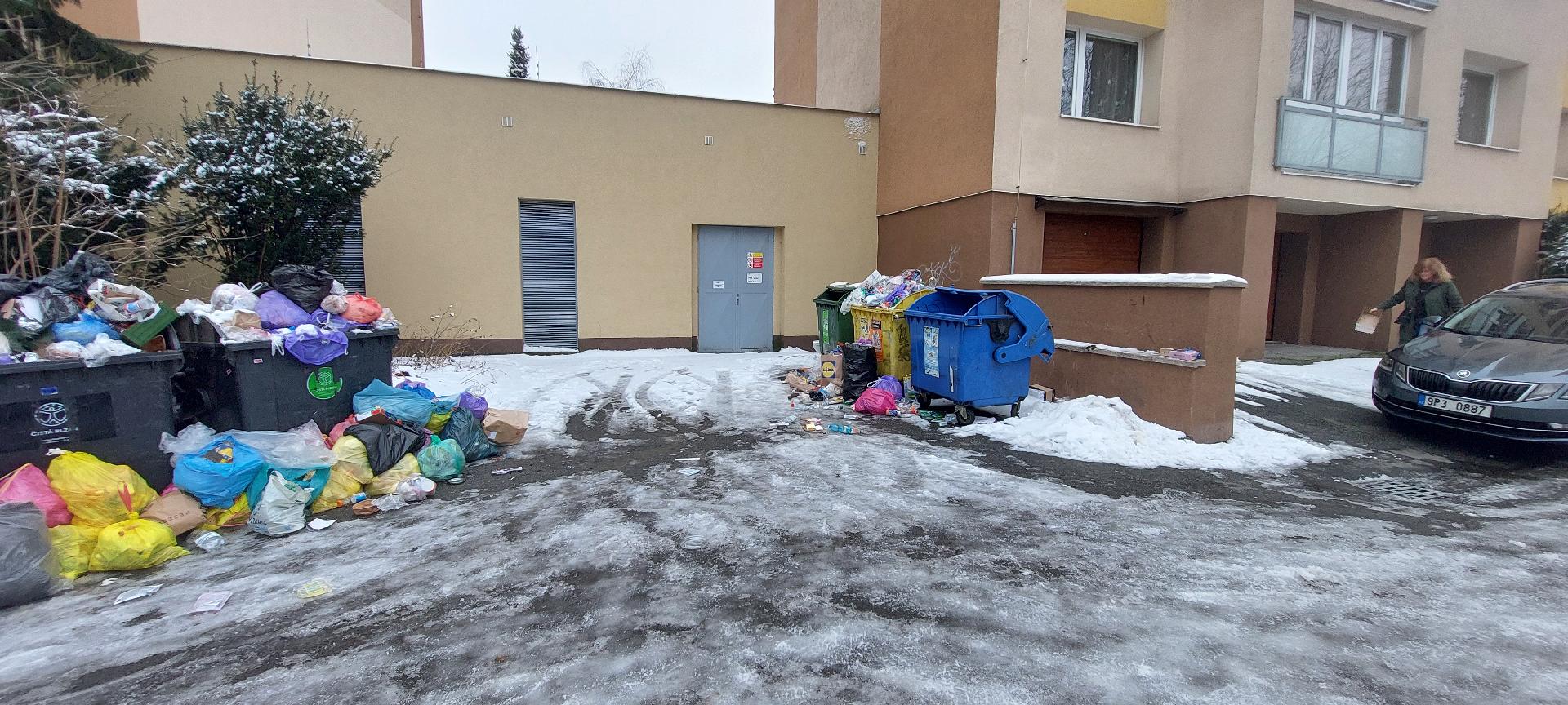 opět nevyvezene popelnice