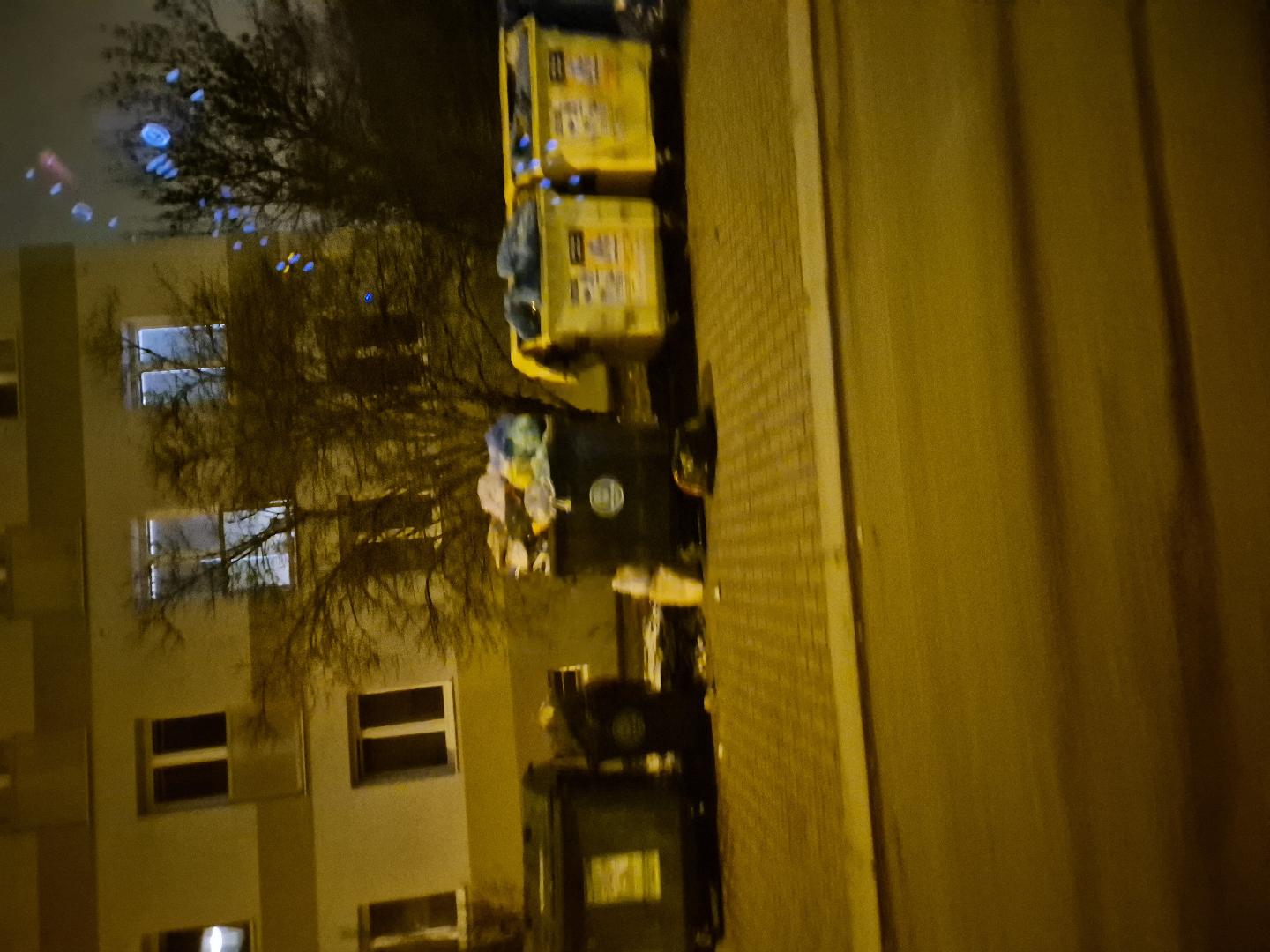 Přeplněné a vyházené popelnice