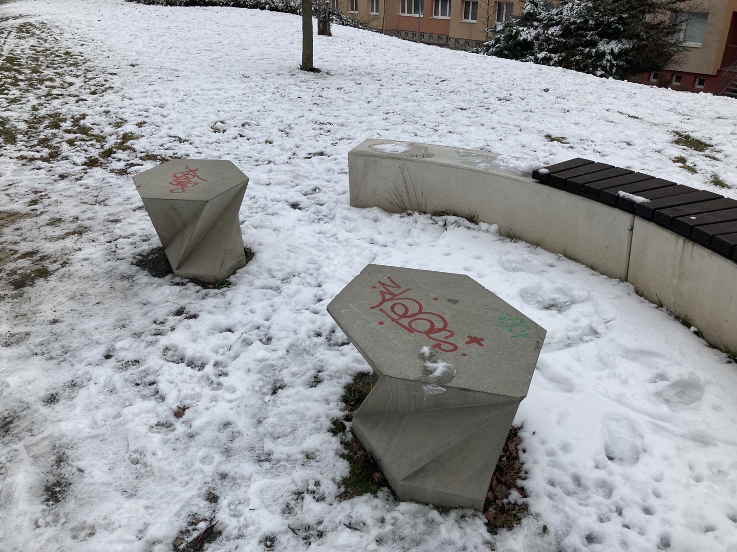 Zničený mobiliář