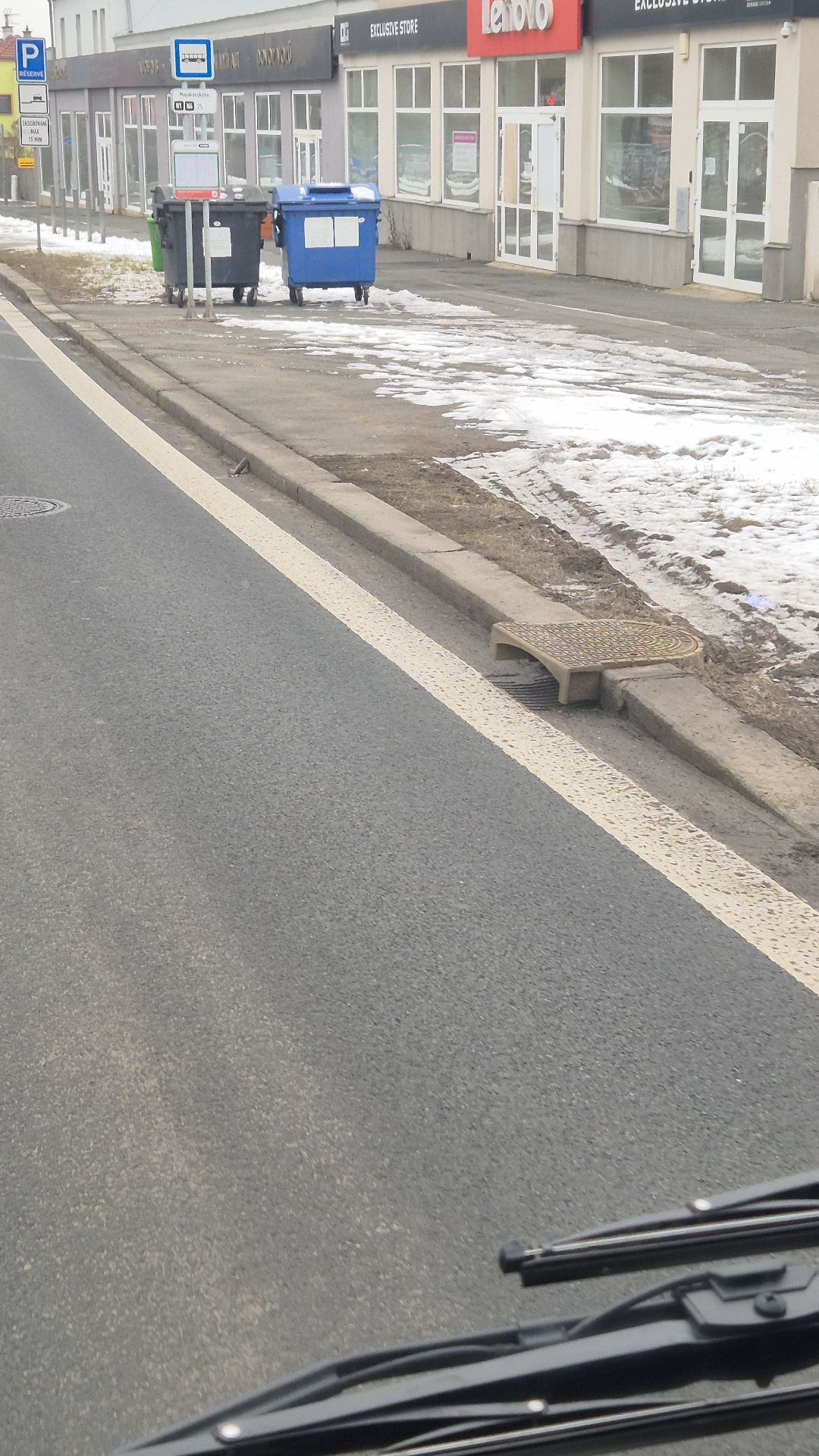 Kanál zasahující do vozovky