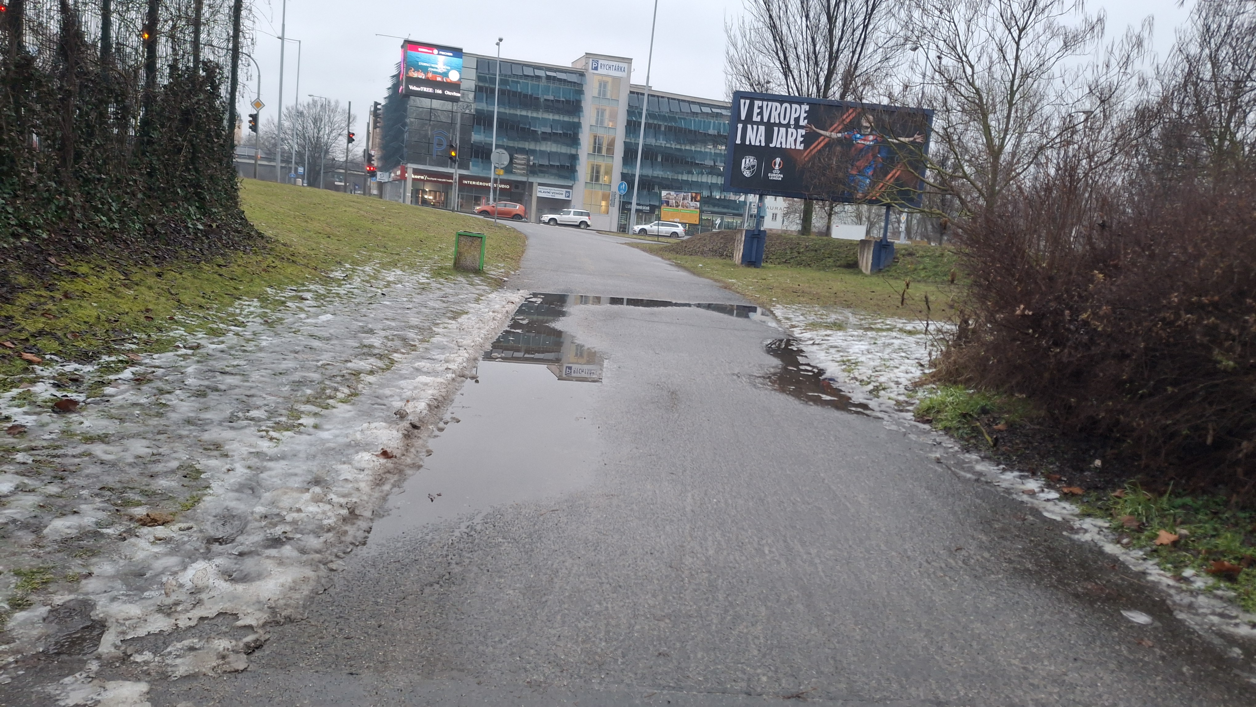 Zavodněný chodník a cyklostezka