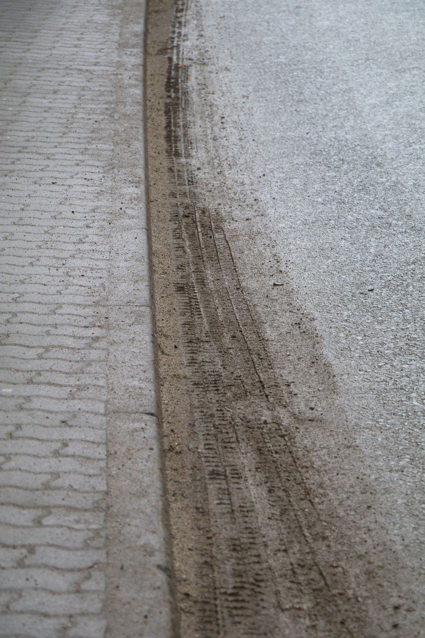 Bahno podél silnice