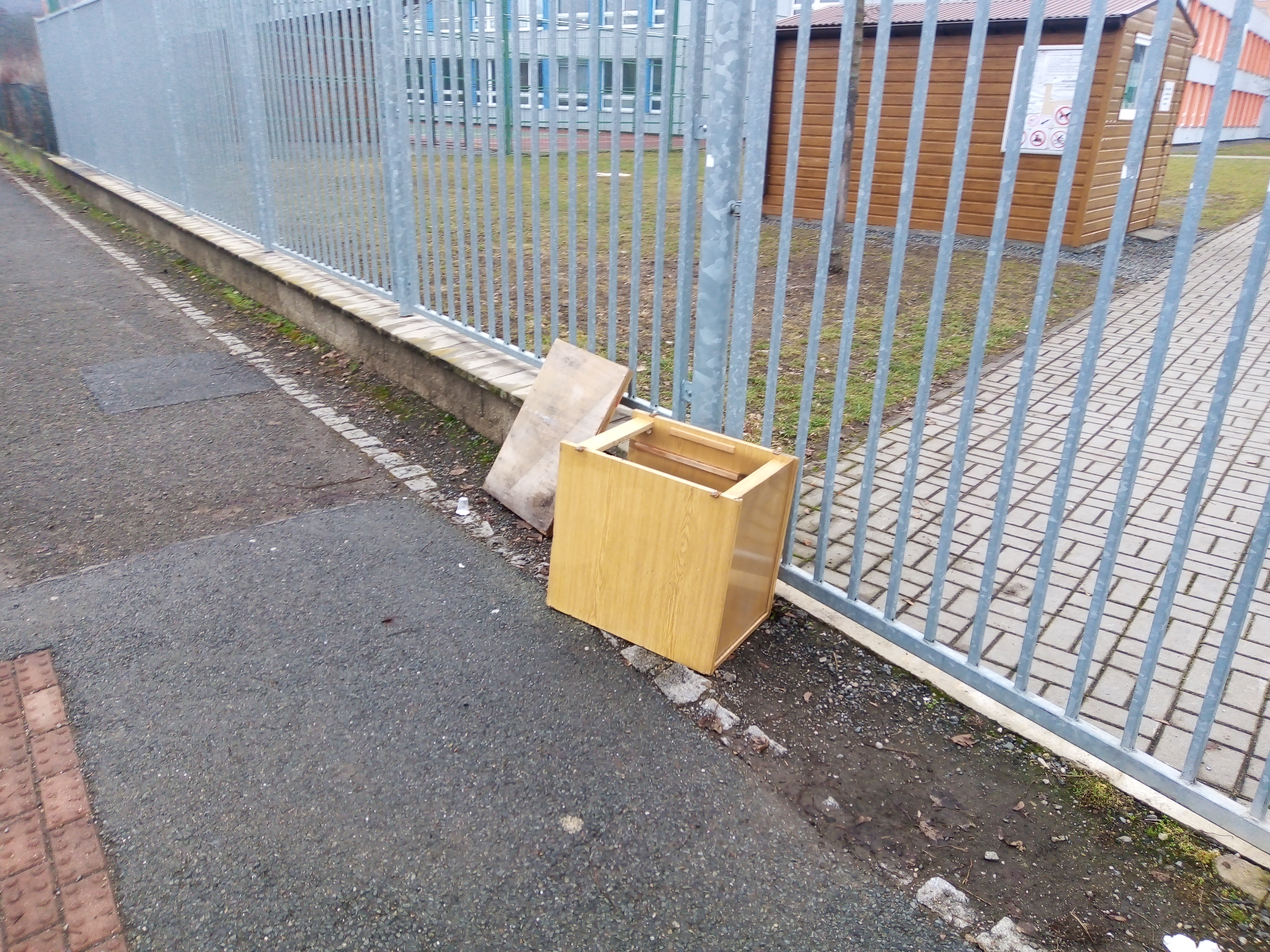 Odpadky vedle školy