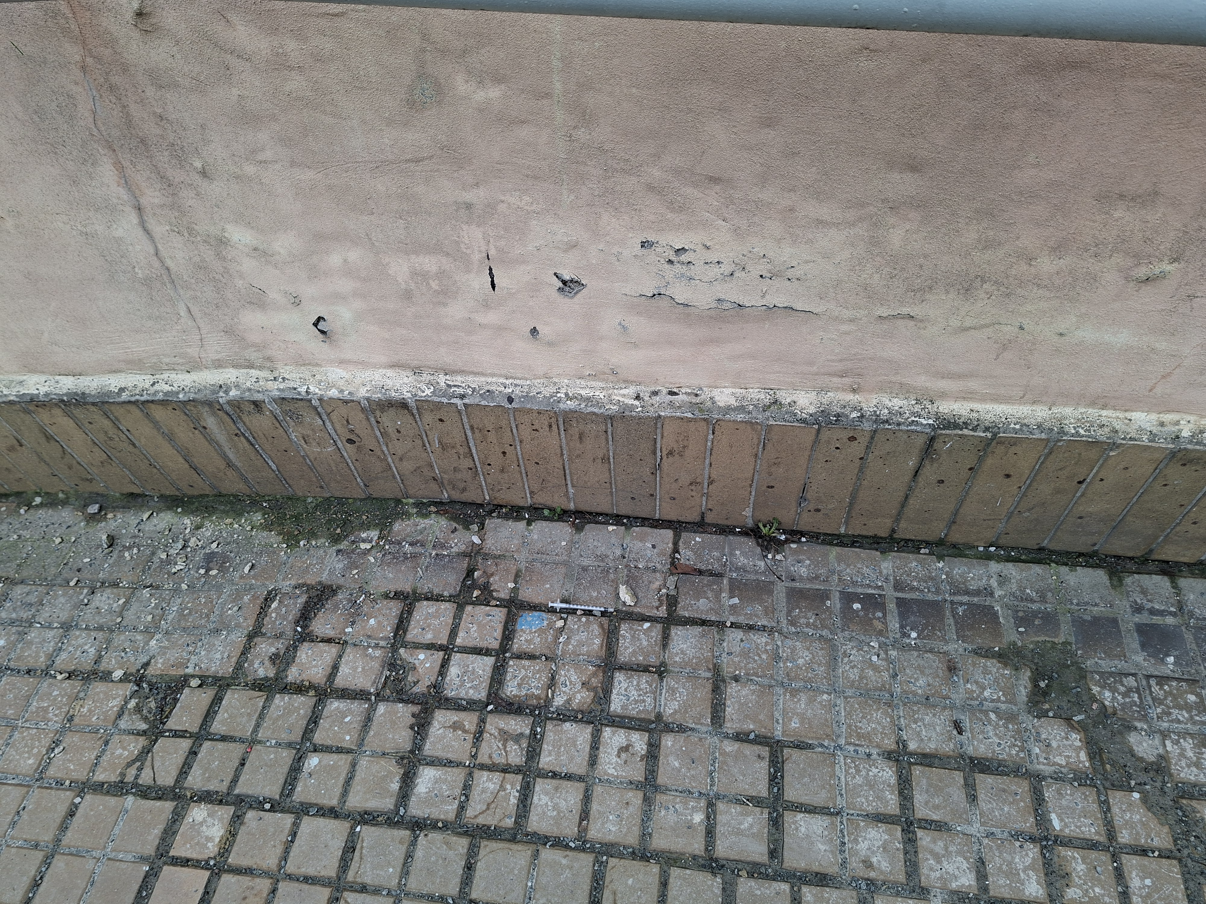 Injekční stříkačka v podchodu