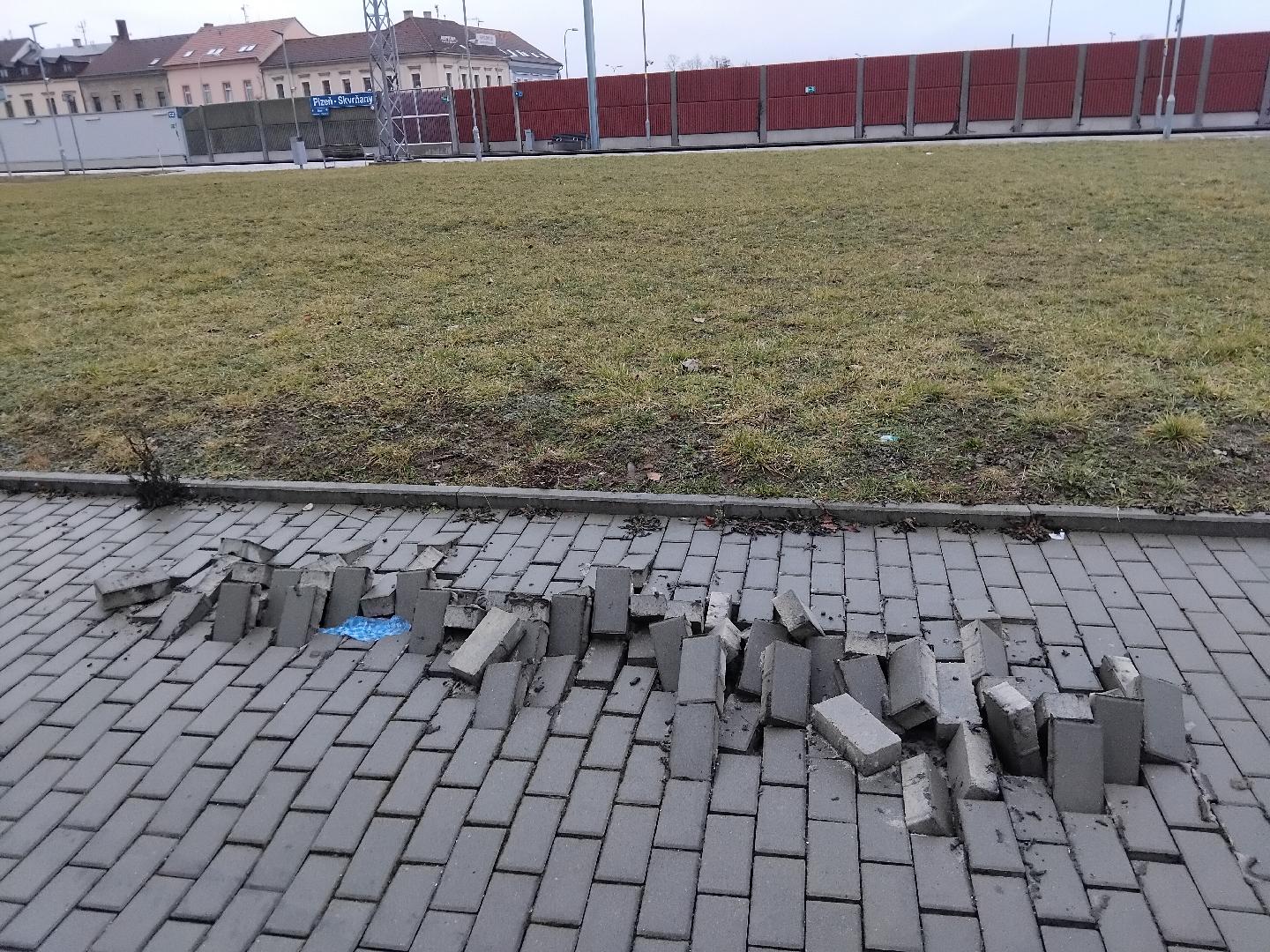 Vytrhaná zámková dlažba