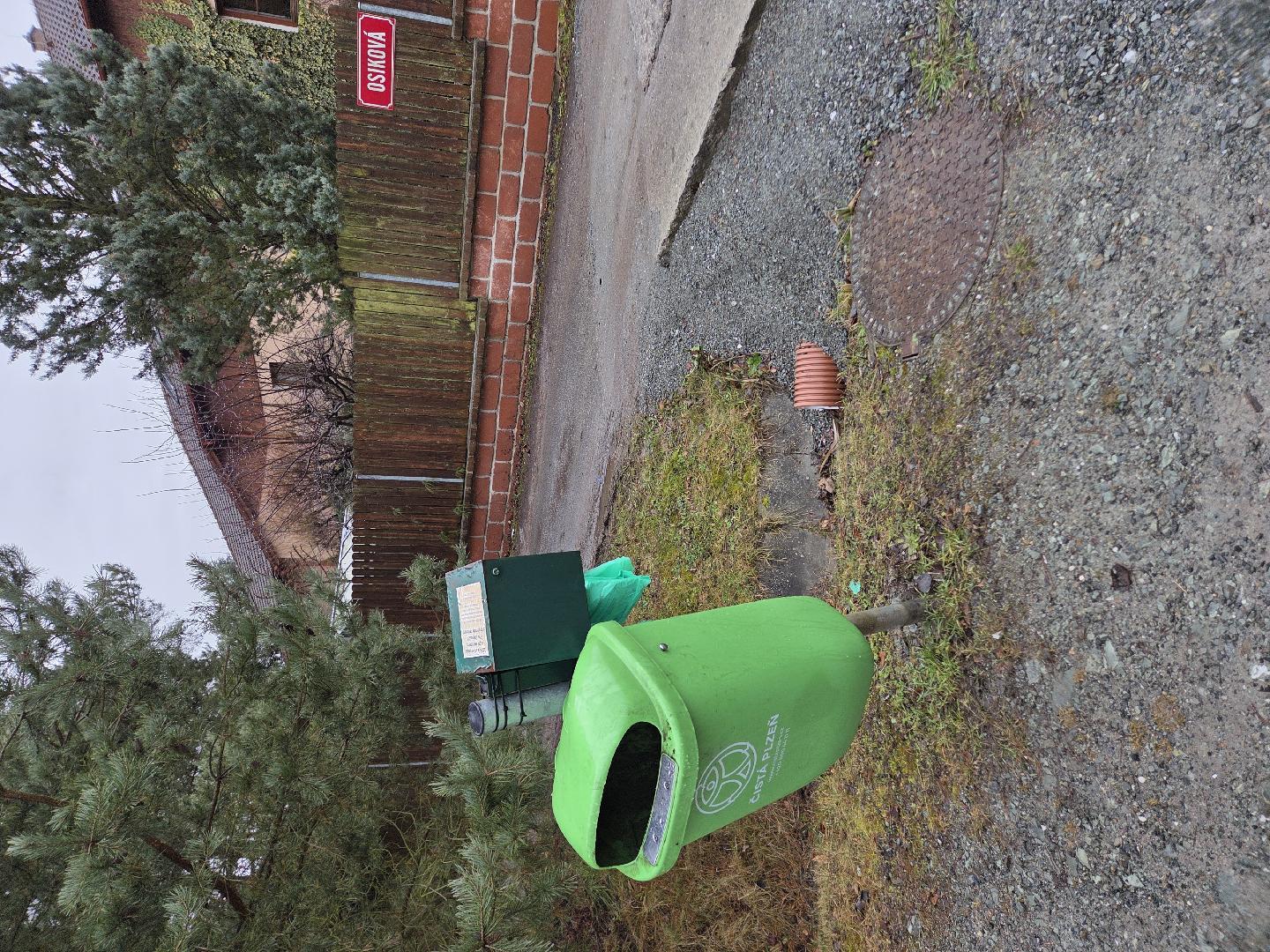 Vyvrácený stojan na koš