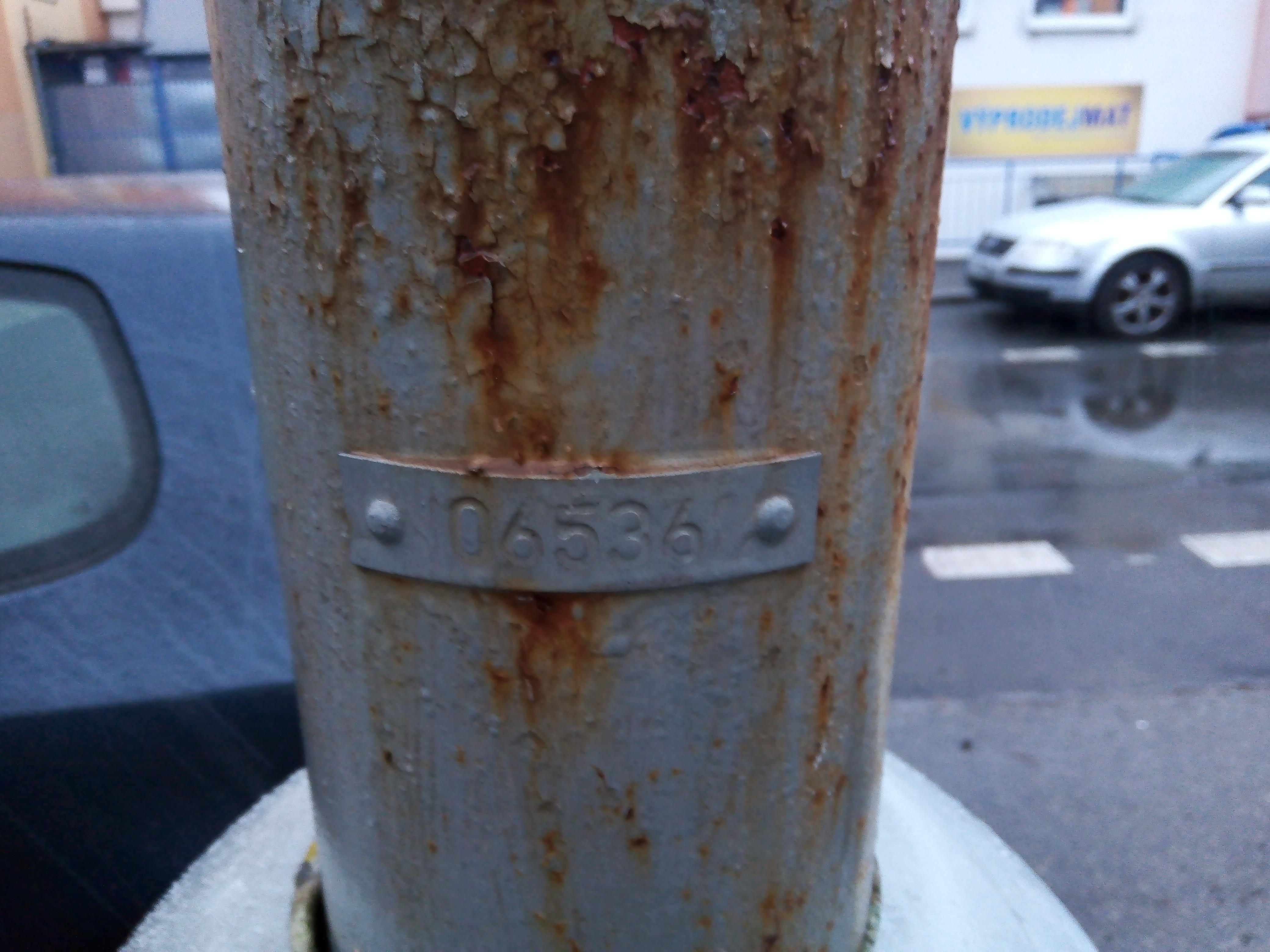 Vylomené dvířka lampy