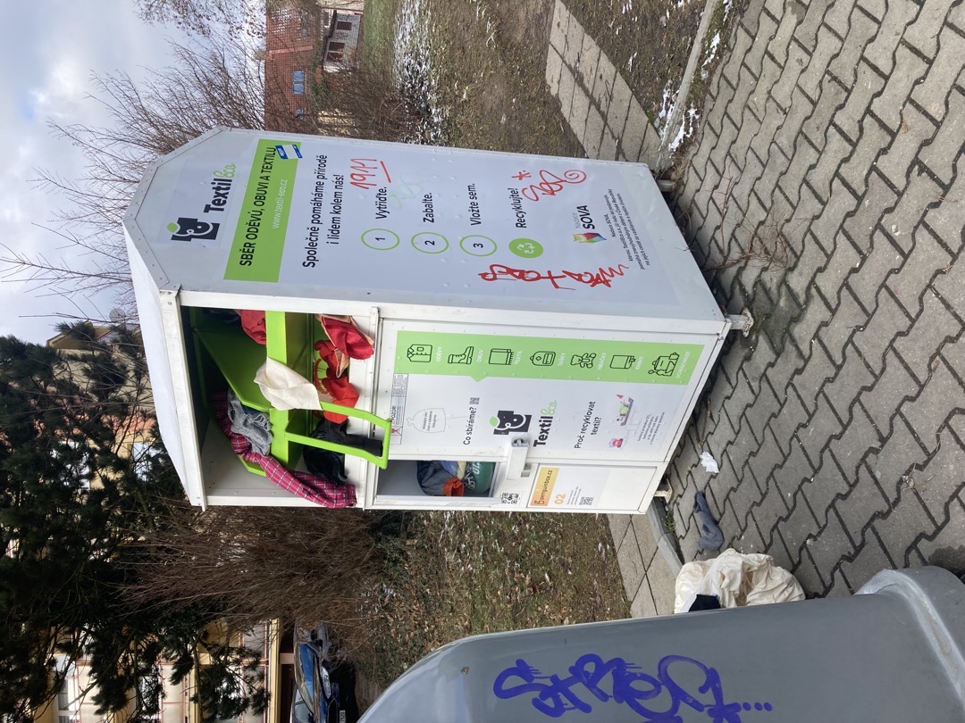 Plný kontejner na šaty