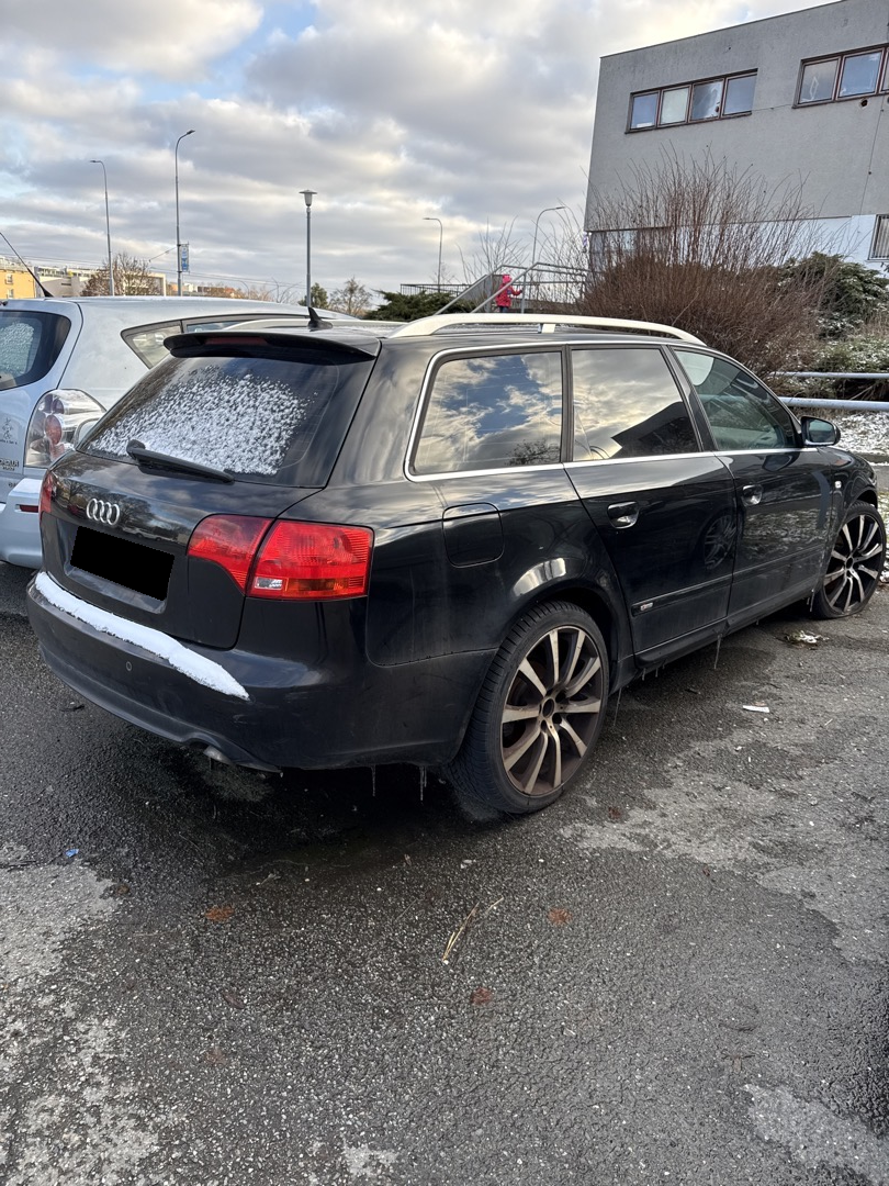 Vrak Audi na parkovišti