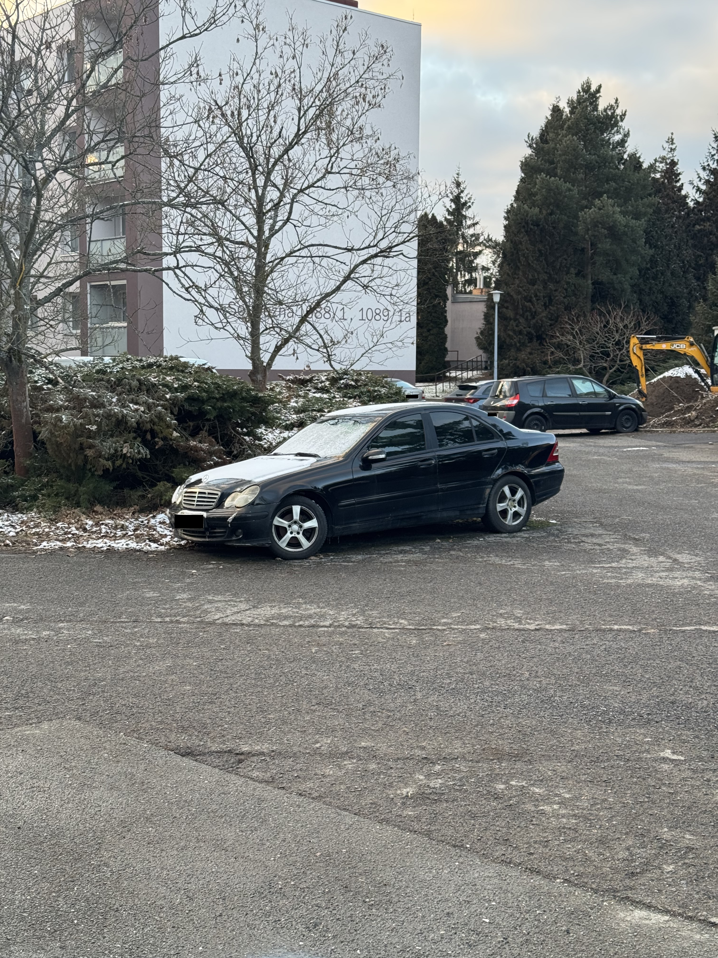 Odstavený autovrak Mercedes