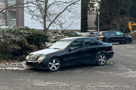 Odstavený autovrak Mercedes