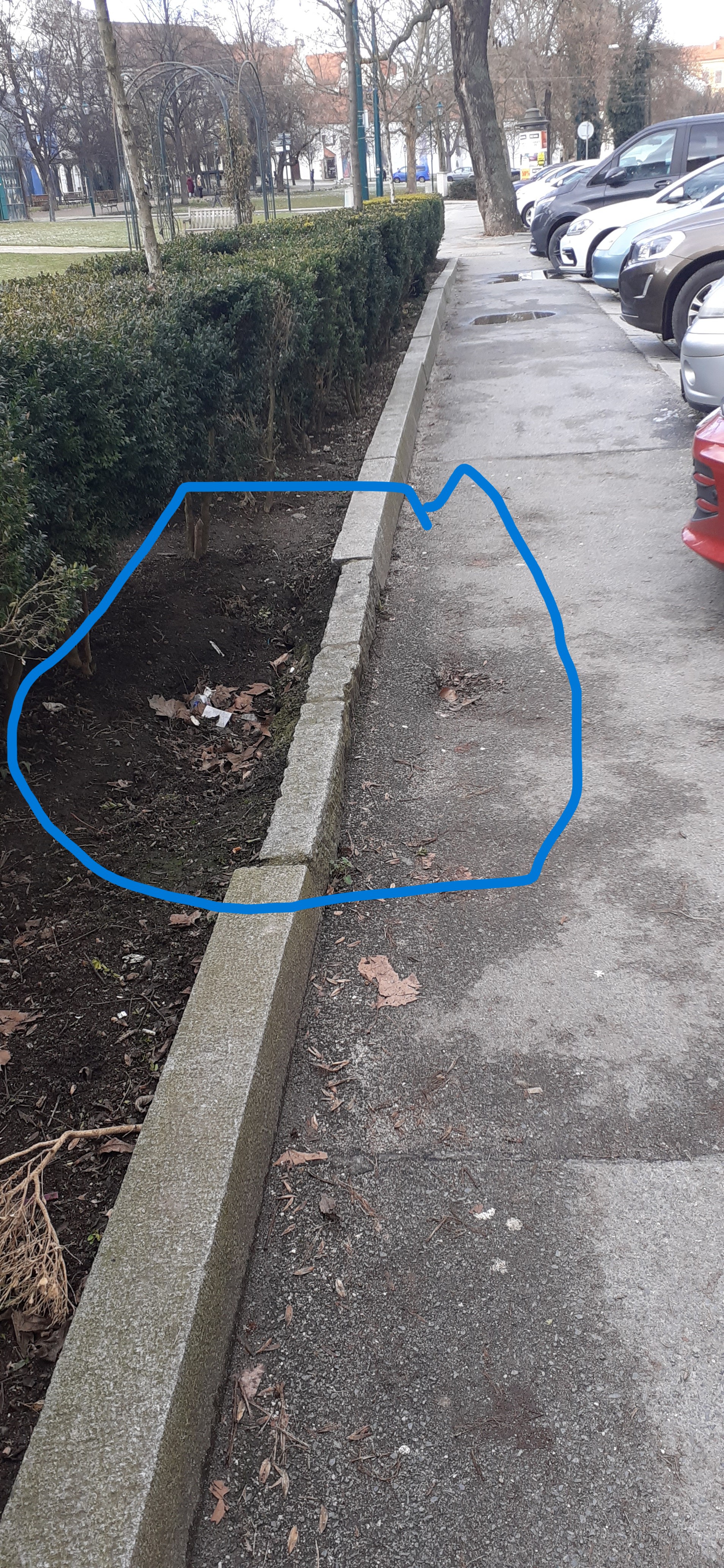 Propad chodníku+přilehlé zelen